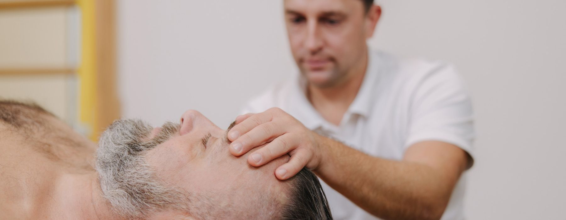 Patient entspannt auf einer Liege während einer osteopathischen Behandlung.