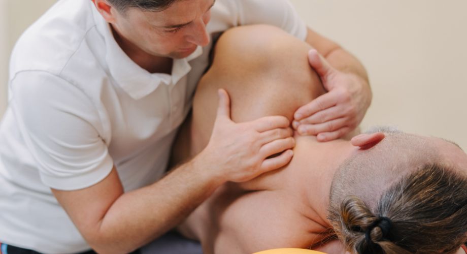 Detailaufnahme einer Handmassage zur Linderung von Muskelverspannungen