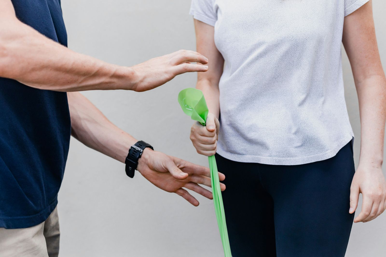 Sportlerin bei der Durchführung von Reha-Übungen mit elastischen Widerstandsbändern.